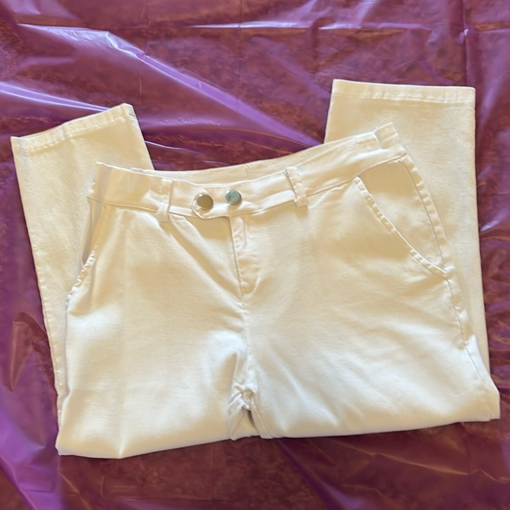 Low rise stretch capris